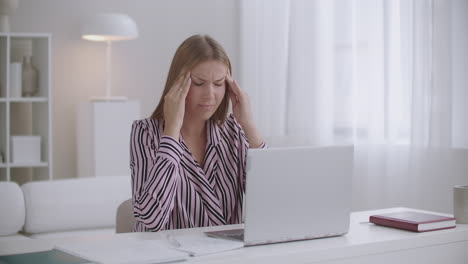 Frau-Spricht-Online-Per-Video-Chat-Und-Verspürt-Während-Der-Arbeitszeit-Kopfschmerzen,-Die-Die-Schläfen-Berühren,-Und-Grimassierende-Migräne